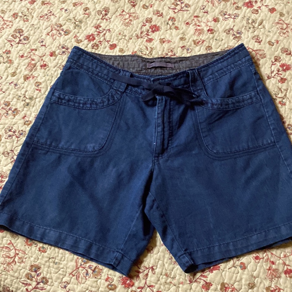 Women’s Lee Light Denim Shorts. Size 10 Medium.